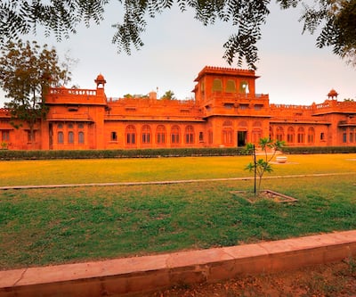 https://imgcld.yatra.com/ytimages/image/upload/t_hotel_yatra_city_desktop/v1409206904/Domestic Hotels/Hotels_Bikaner/Lallgarh Palace - A Heritage Palace Hotel/Evening_View_of_Hotel_copy.jpg